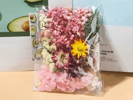 Bolsa con flores y hojas secas 